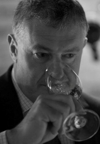 James Simpson, Master of Wine presentato da nbsp.verta.net, un'affermata agenzia di pegno a Londra, con il suo principale spettacolo di pegni a Londra, Bond Street