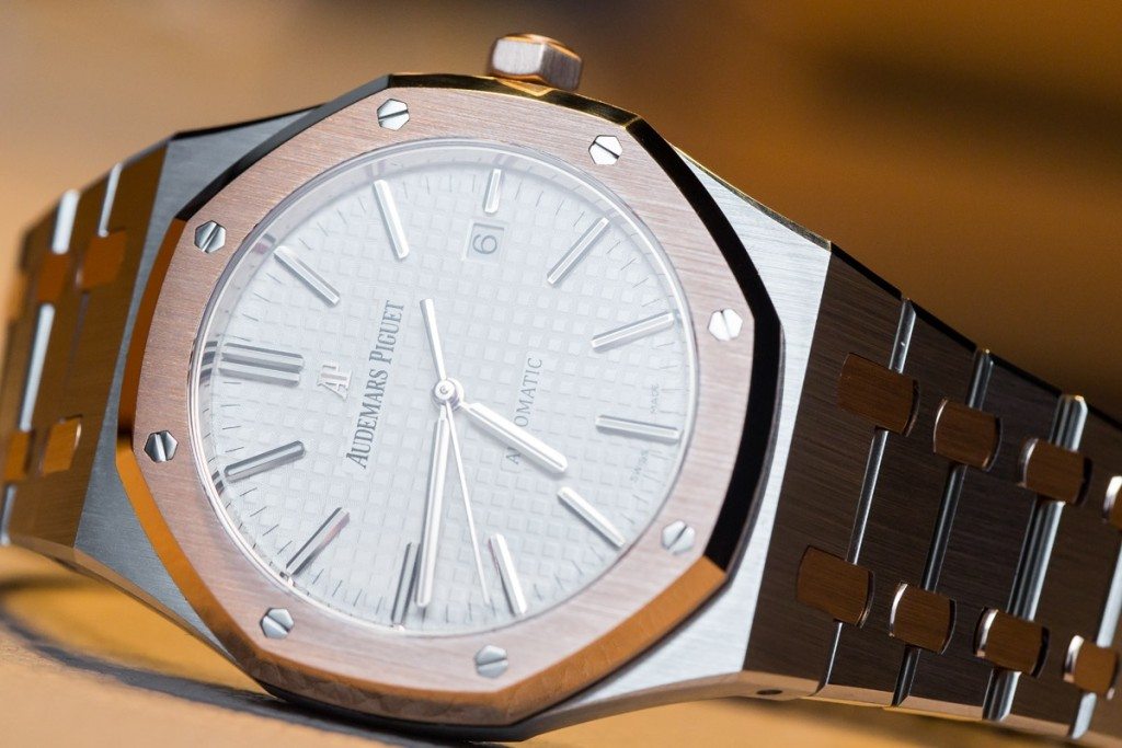 Το ρολόι Audemars Piquet Royal παρουσιάστηκε από το New Bond Street Pawnbrokers, ένα ελίτ ενεχυροδανειστήριο του Λονδίνου που έχει το κεντρικό του ενεχυροδανειστήριο στο Λονδίνο στην Bond Street.