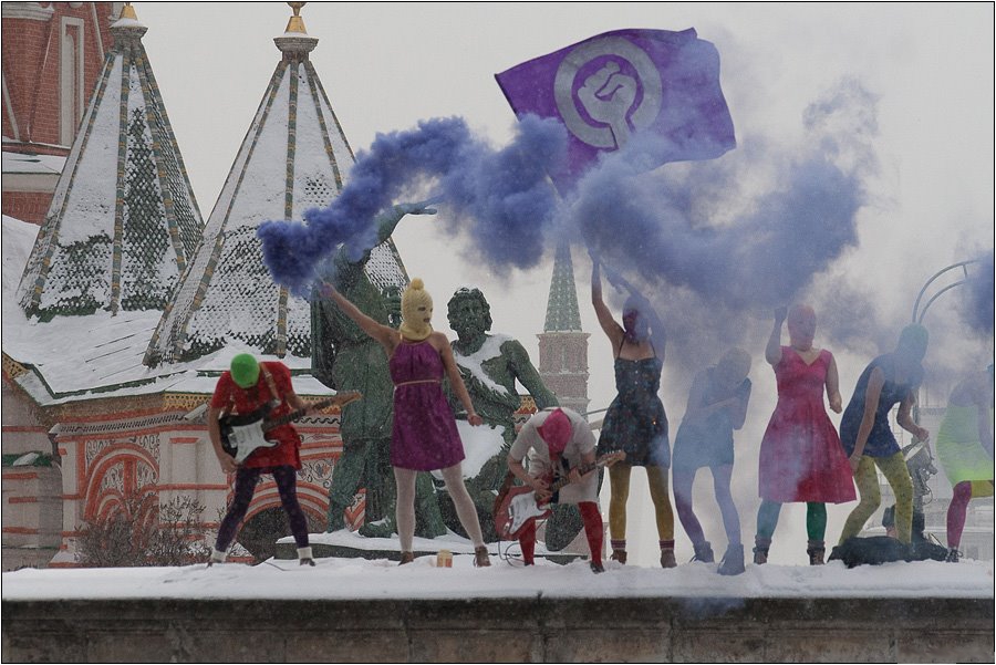 Protestartisterna Pussy Riot på Röda torget i Moskva.