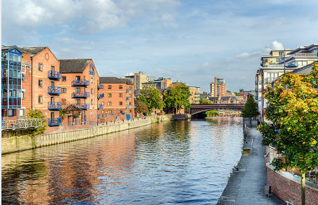 leeds - a cidade onde Daniel Hirst cresceu antes de se tornar famoso pelas suas obras de arte, pinturas e esculturas caras e controversas