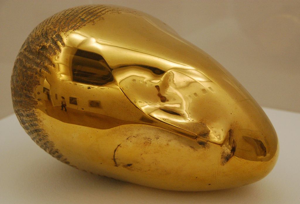 Þessi skúlptúr rúmenska listamannsins Constantin Brancusi seldist á 57,4 milljónir dollara þegar hamarinn féll í Christie's New York. Verkið, sem var búið til árið 1910 á meðan listamaðurinn bjó í París, var innblásinn af egypskri, assýrískri, íberskri og asískri list og gripum á sumum af virtustu söfnum frönsku höfuðborgarinnar.