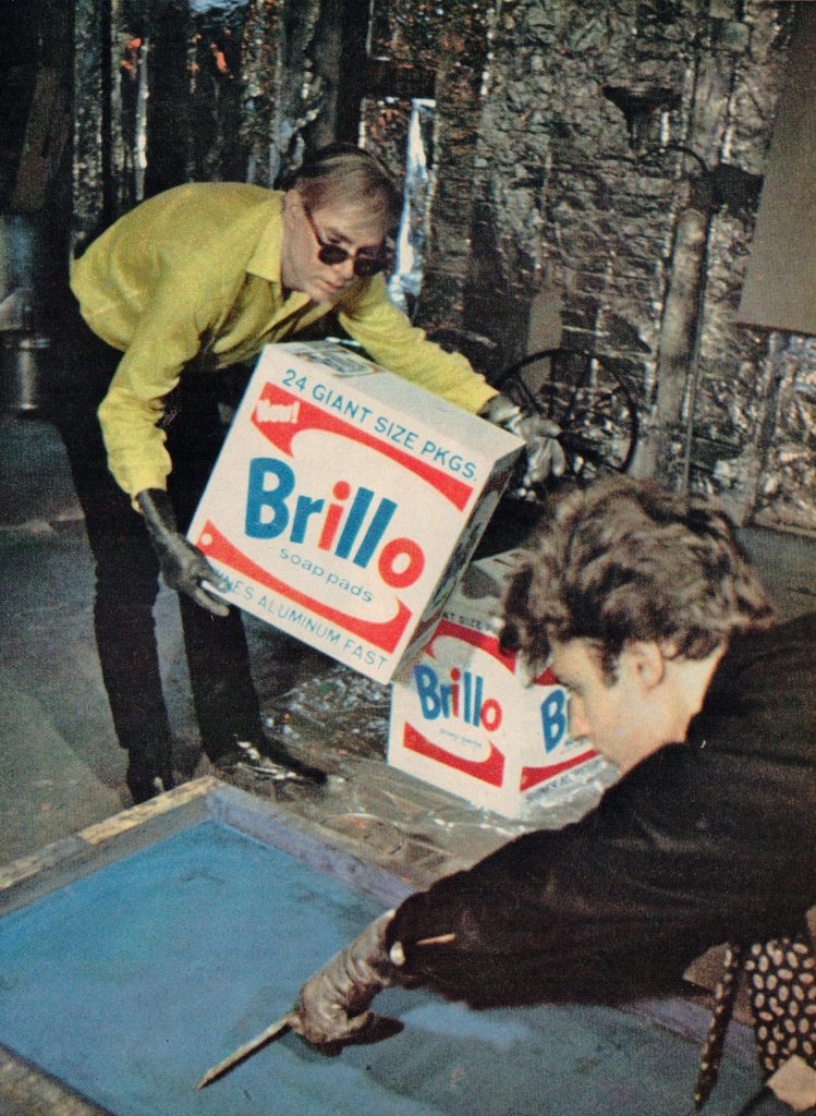 Andy Warhol dan Gerard Malanga di studionya di New York, the Factory, 1965