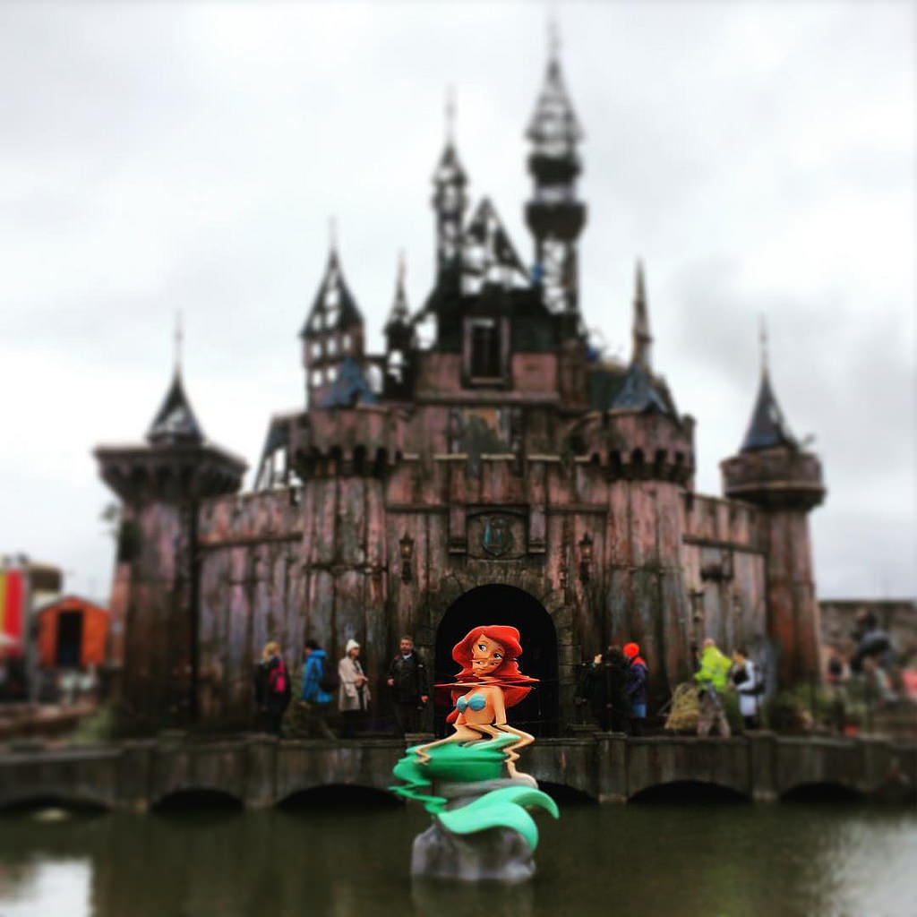 banksy dismaland - še eno od njegovih najbolj znanih umetniških del