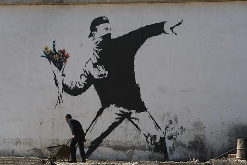 įsiutęs gėlių mėtytojas banksy - vienas garsiausių jo darbų nuo 2022 m. - 2023 m.