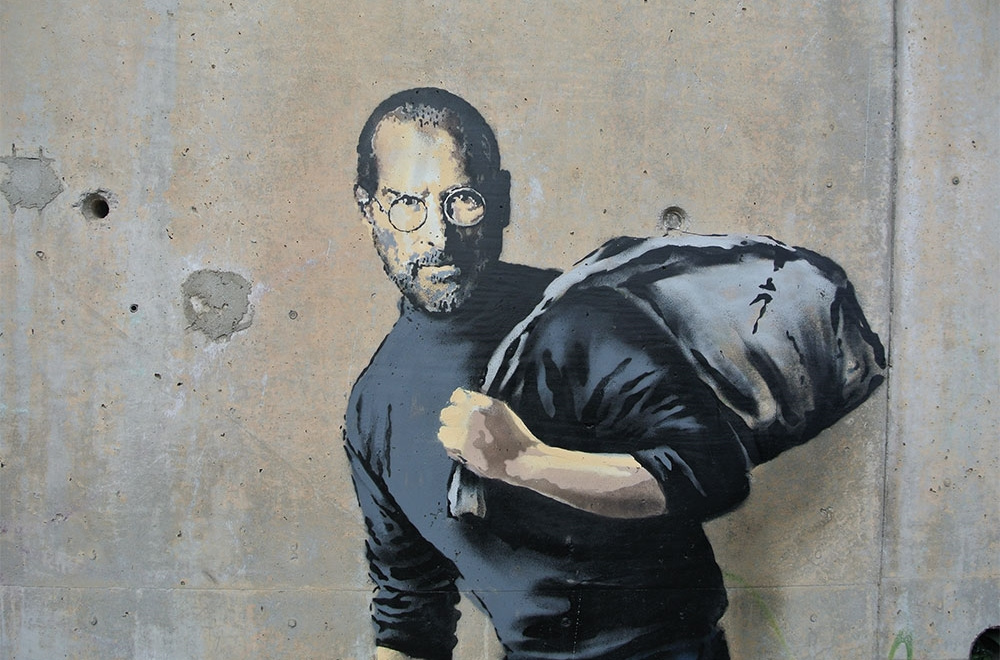 Steve Jobs banksy - pretrunīgi vērtēts un viens no populārākajiem mākslinieka grafiti