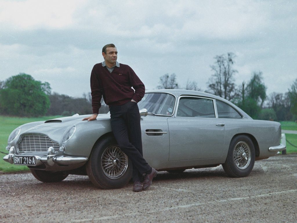 Aston Martin DB5 mit der Legende selbst_ Ruhe in Frieden