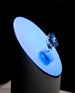 blauwe dure diamanten ring die werd gekocht als een investering