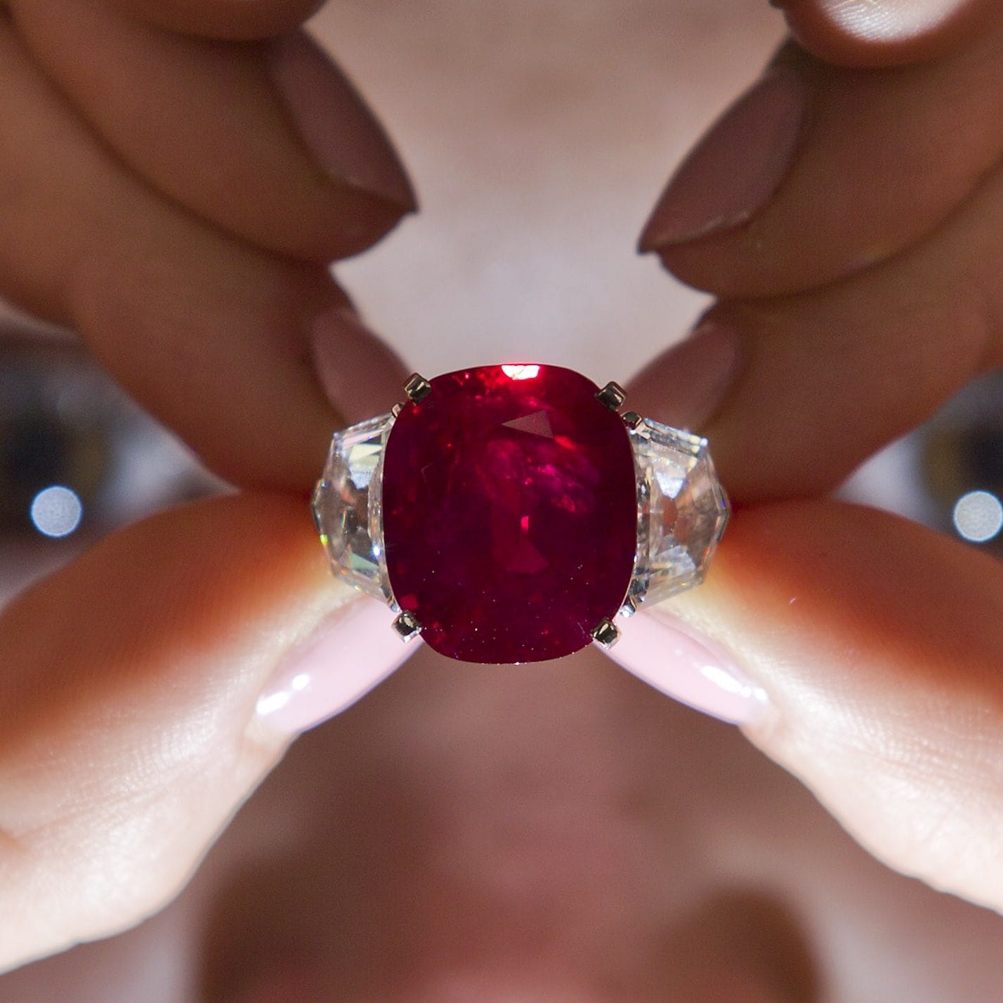 Cartier Sunrise Rubínový prsteň Tento krvavočervený drahokam, ktorý na aukcii v roku 2019 dosiahol úctyhodnú cenu 19,6 milióna libier, je skutočne jedinečný a unikátny. S nádherným orámovaním z diamantov, ktoré sprevádza obrovský a pútavý drahokam. V tomto prípade je to vzácnosť tohto kúsku a krásny drahokam, čo vedie k takejto významnej cene - tieto druhy rubínov sú také vyhľadávané, že ich cena bude pravdepodobne časom tiež len rásť.