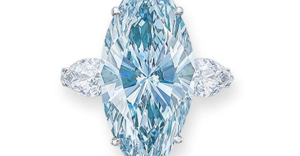 Кольцо с бриллиантом 12,11 карата Fancy Intense Blue/IF - £11,7 млн. Это одно из самых дорогих колец на аукционе.