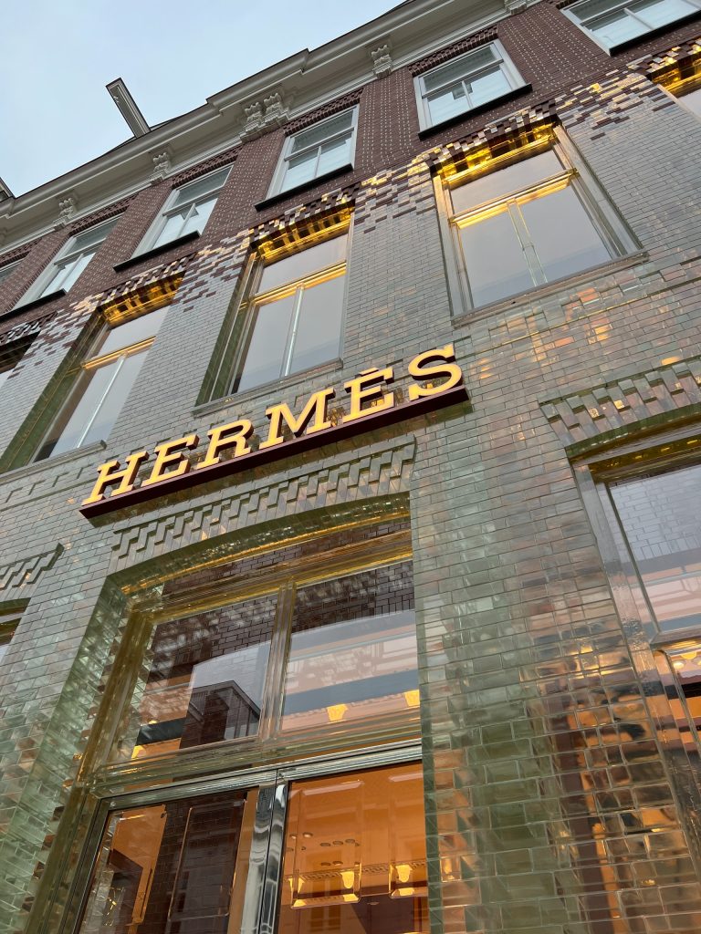 Billede af Hermes butik for de dyreste tasker i verden fra 2022 og 2023
