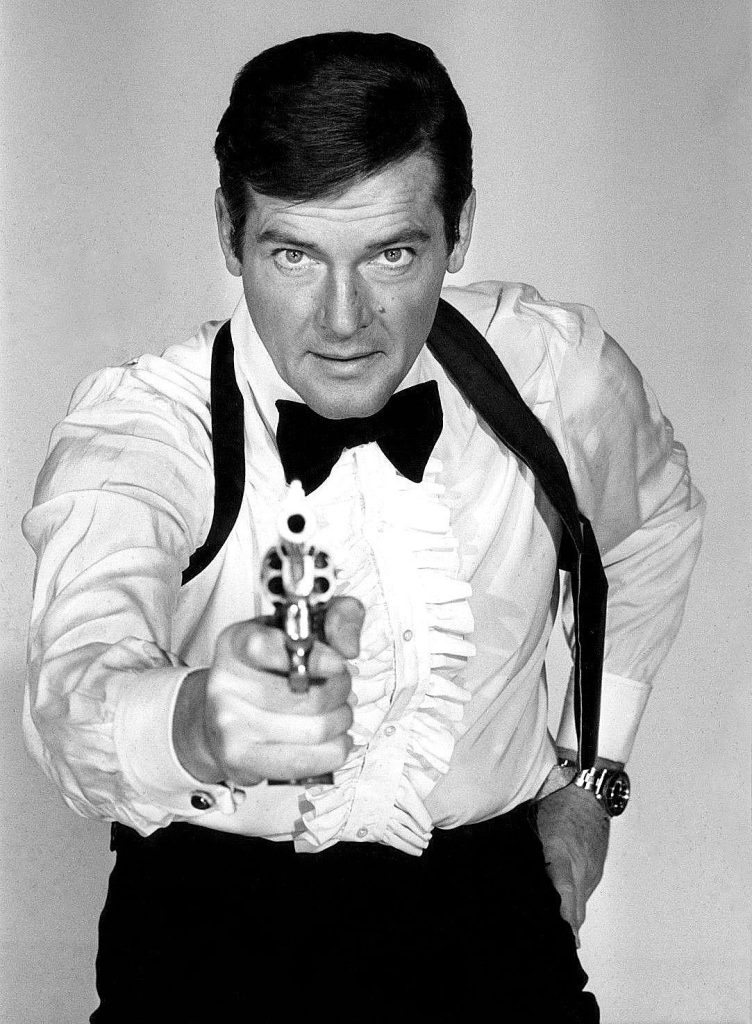 Roger Moore - Džeimsas Bondas (1973-1985 m.) - dėvi savo mėgstamiausio 