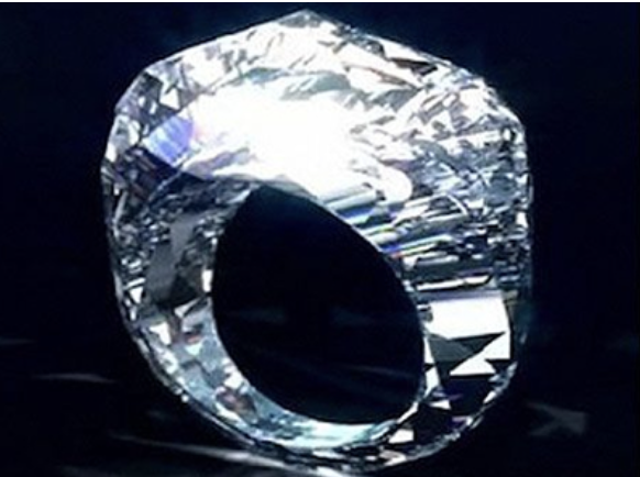 Il primo anello al mondo con tutti i diamanti