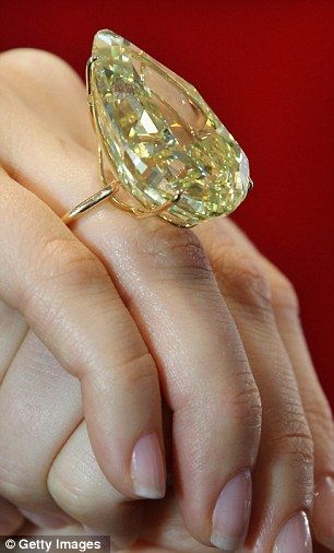 Verdens største fancy vivid yellow diamant forventes at indbringe 10 mio. pund på auktion, den dyreste gule diamant i verden fra 2022 - 2023