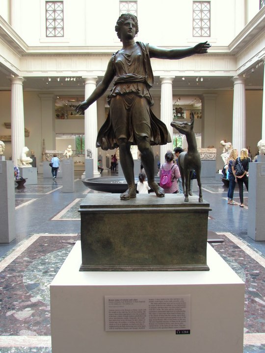 आर्टेमिस और स्टैग की रोमन युग की मूर्ति